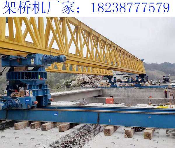 湖北荊門自平衡架橋機(jī)廠家 司機(jī)師傅維護(hù)設(shè)備