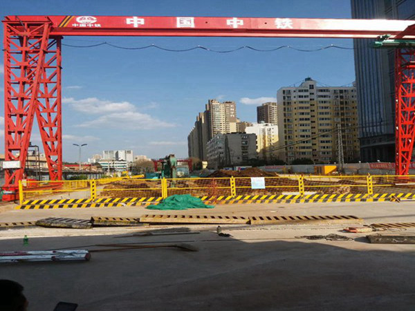 山東青島門式起重機(jī)廠家