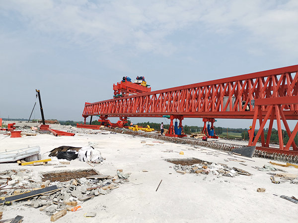  江蘇揚州架橋機公司150噸架橋機拆卸保養